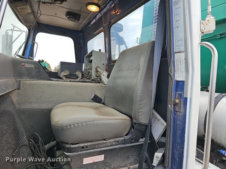 image for item DK0719 2004 Auto Car Xpeditor refuse truck