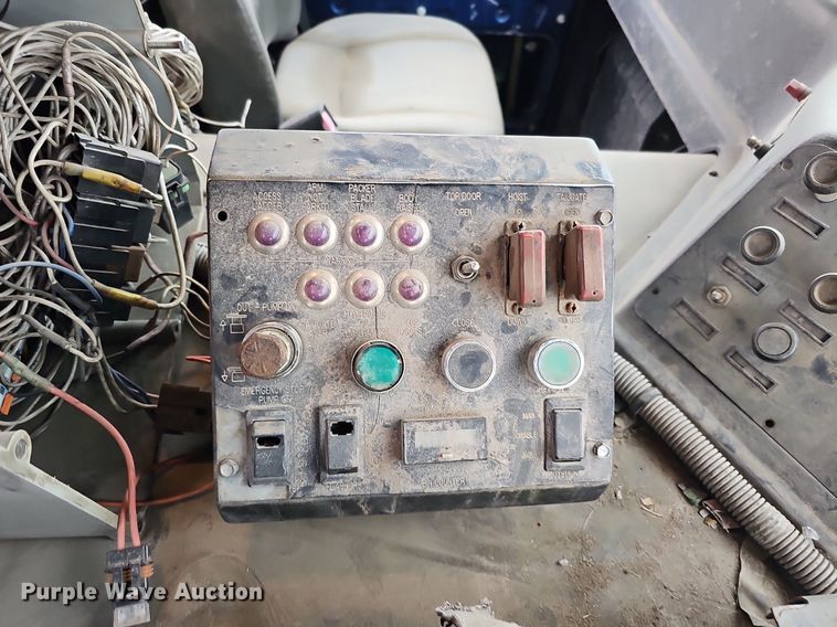 image for item DK0719 2004 Auto Car Xpeditor refuse truck