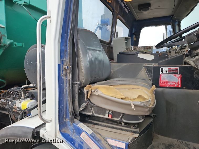 image for item DK0719 2004 Auto Car Xpeditor refuse truck