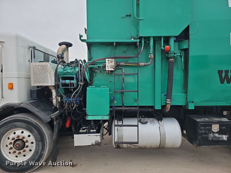 image for item DK0720 2009 Peterbilt 320 refuse truck