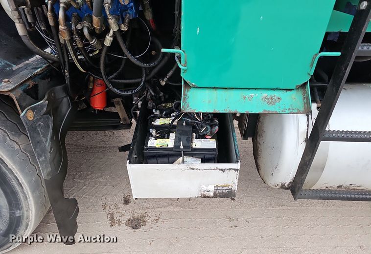 image for item DK0720 2009 Peterbilt 320 refuse truck