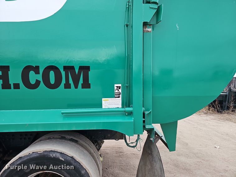 image for item DK0720 2009 Peterbilt 320 refuse truck