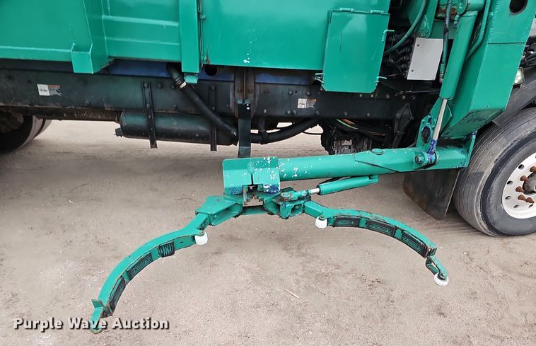 image for item DK0720 2009 Peterbilt 320 refuse truck