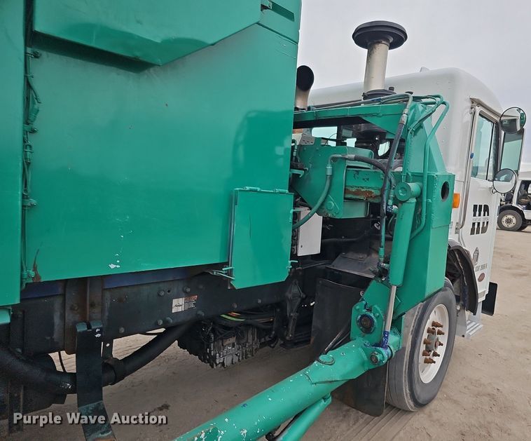 image for item DK0720 2009 Peterbilt 320 refuse truck