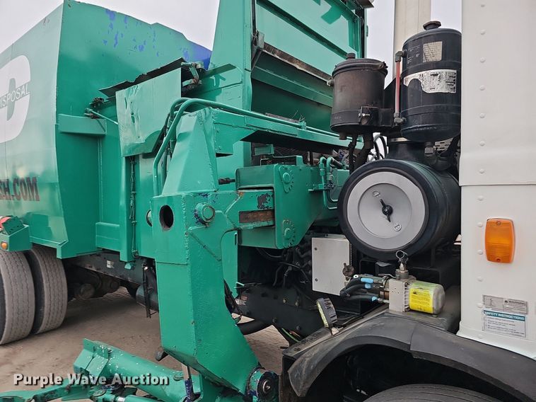 image for item DK0720 2009 Peterbilt 320 refuse truck