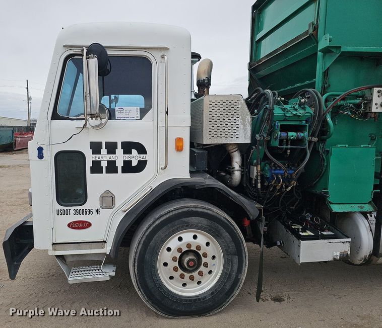 image for item DK0720 2009 Peterbilt 320 refuse truck