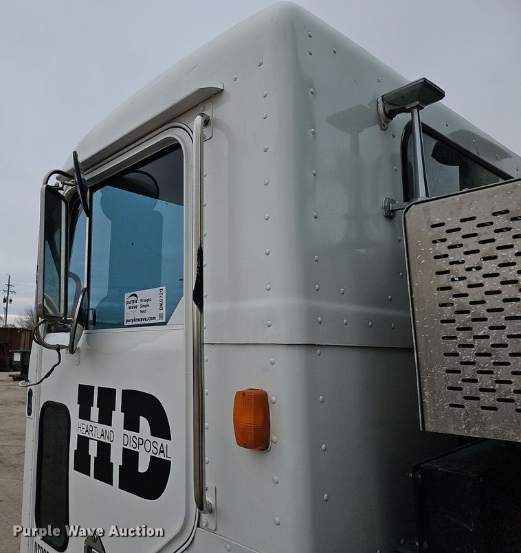 image for item DK0720 2009 Peterbilt 320 refuse truck