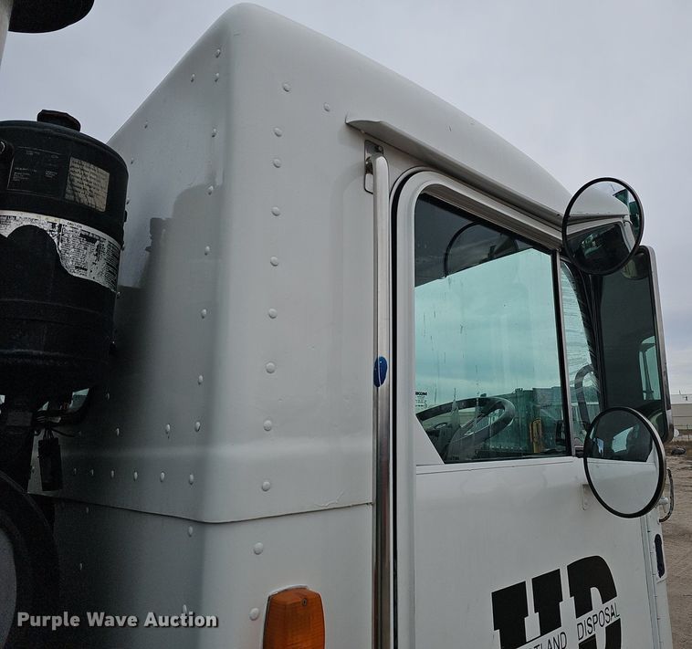 image for item DK0720 2009 Peterbilt 320 refuse truck