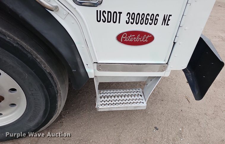 image for item DK0720 2009 Peterbilt 320 refuse truck