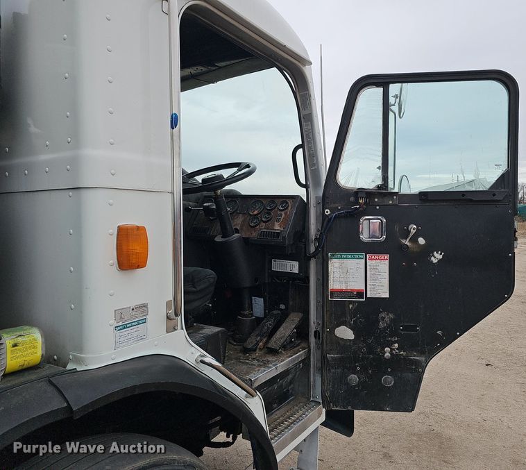 image for item DK0720 2009 Peterbilt 320 refuse truck