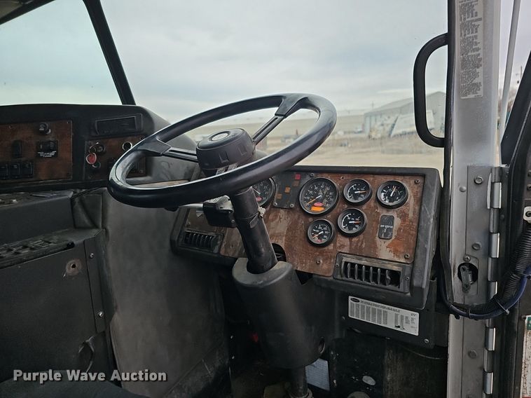 image for item DK0720 2009 Peterbilt 320 refuse truck