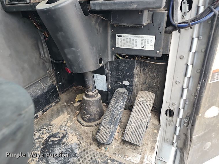 image for item DK0720 2009 Peterbilt 320 refuse truck