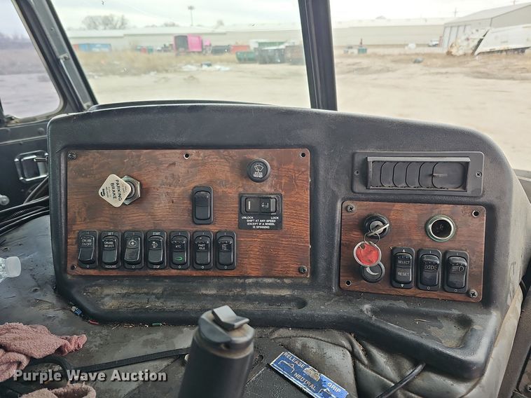 image for item DK0720 2009 Peterbilt 320 refuse truck