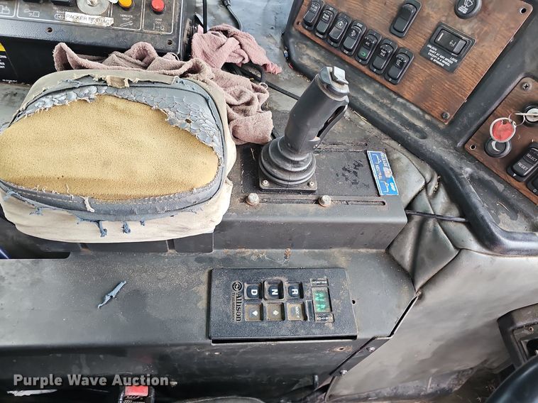 image for item DK0720 2009 Peterbilt 320 refuse truck