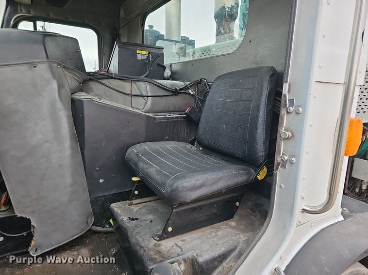 image for item DK0720 2009 Peterbilt 320 refuse truck