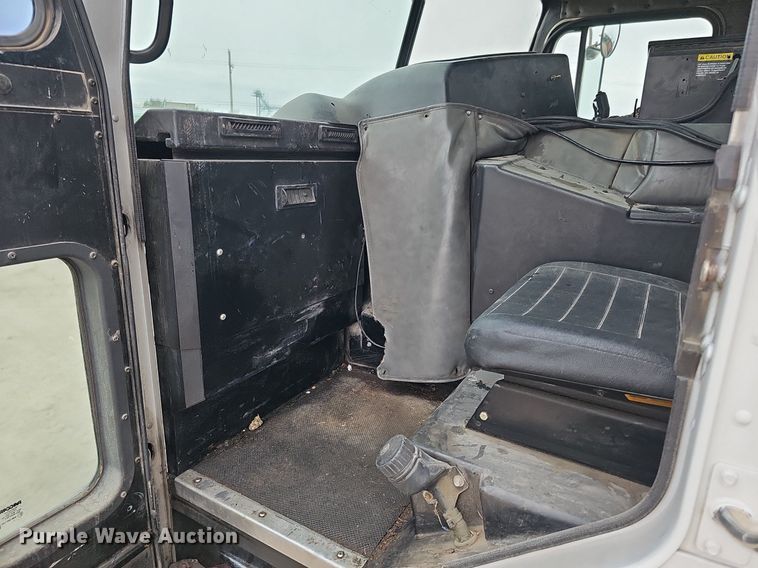 image for item DK0720 2009 Peterbilt 320 refuse truck