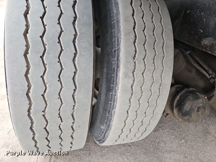 image for item DK0720 2009 Peterbilt 320 refuse truck