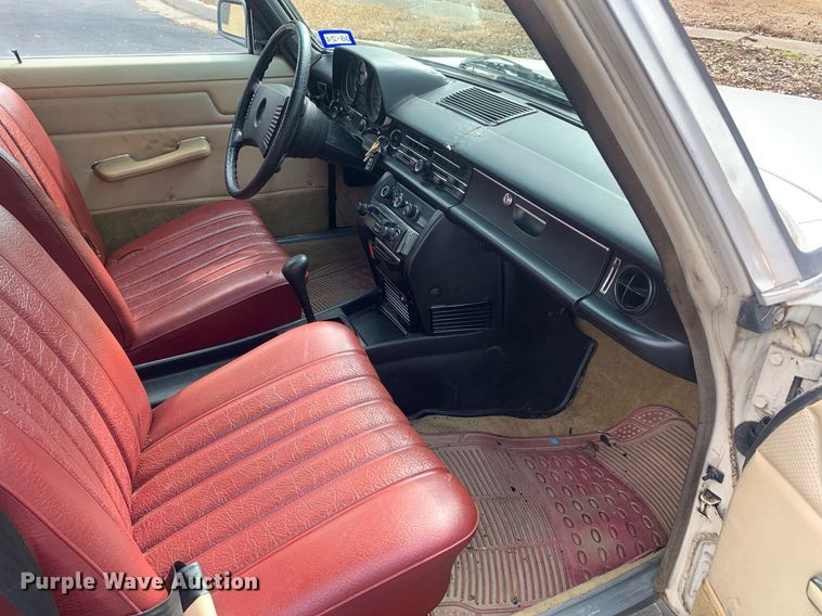 image for item DM7756 1975 Mercedes Benz 240D 