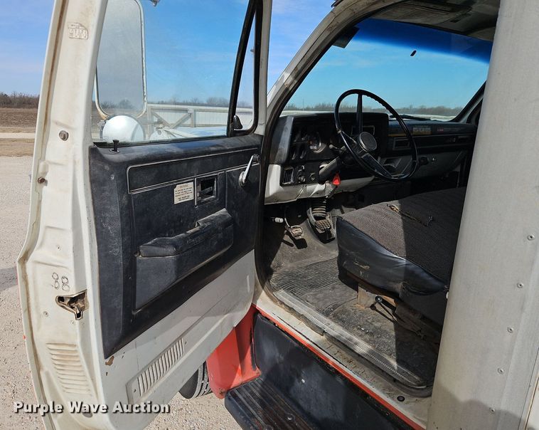 image for item DN7238 1988 GMC 6000 box truck