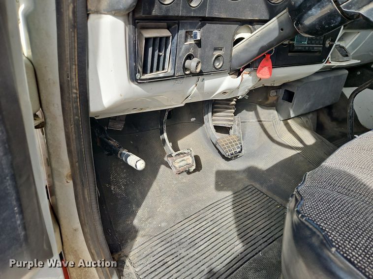 image for item DN7238 1988 GMC 6000 box truck