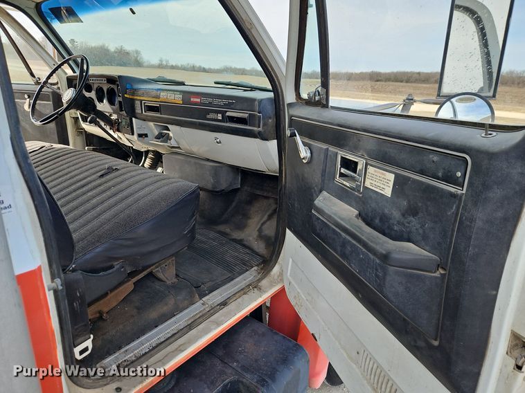 image for item DN7238 1988 GMC 6000 box truck