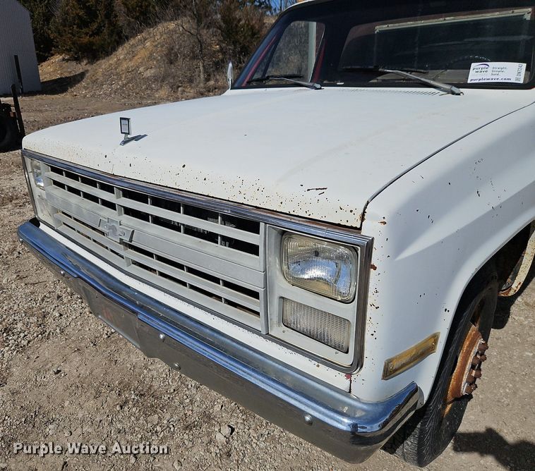 image for item DN7243 1986 Chevrolet  Custom Deluxe 30 box truck