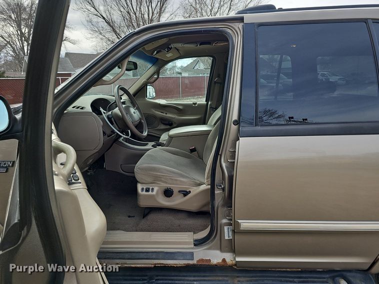 image for item DP0806 2002 Ford  Expedition XLT SUV