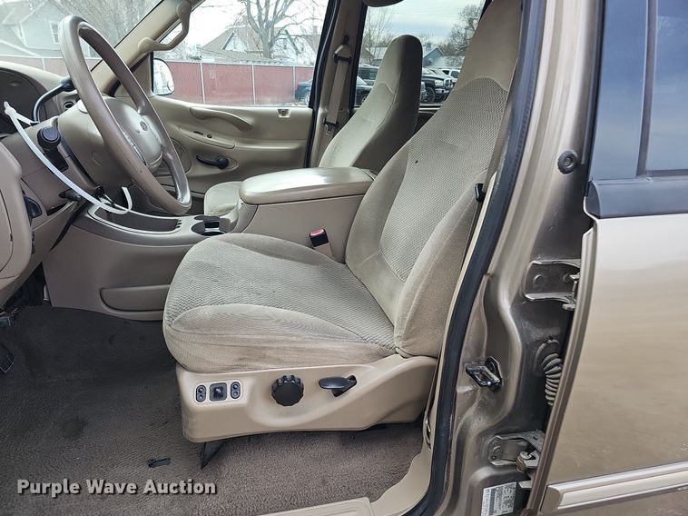 image for item DP0806 2002 Ford  Expedition XLT SUV