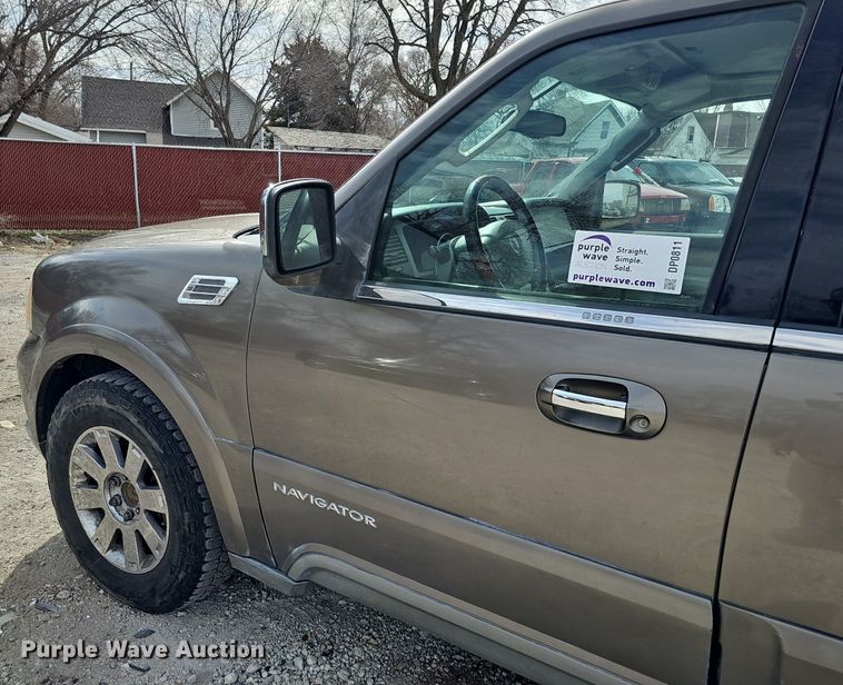image for item DP0811 2004 Lincoln Navigator SUV
