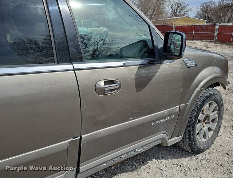 image for item DP0811 2004 Lincoln Navigator SUV