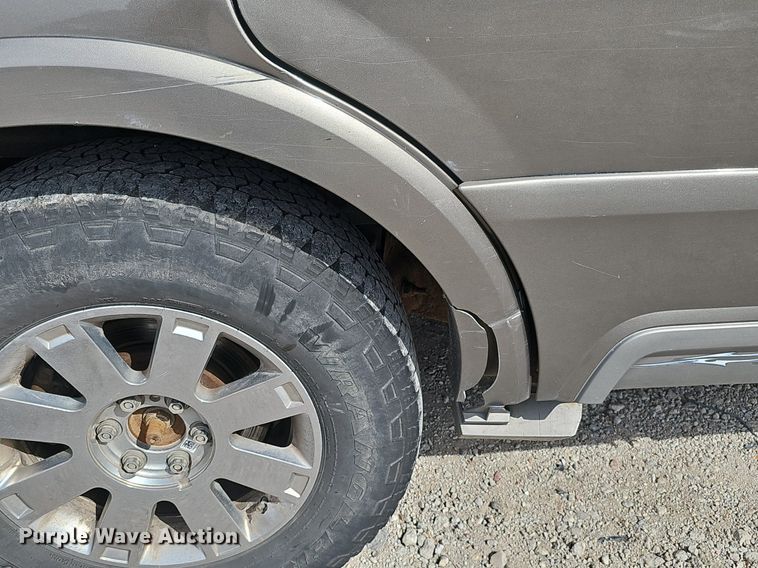 image for item DP0811 2004 Lincoln Navigator SUV