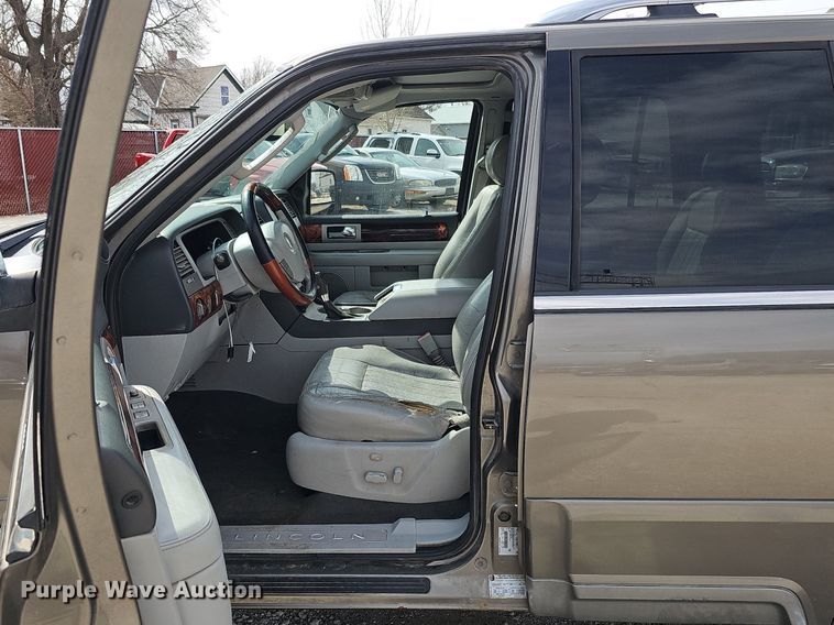 image for item DP0811 2004 Lincoln Navigator SUV