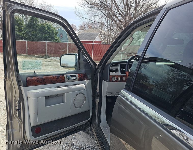 image for item DP0811 2004 Lincoln Navigator SUV