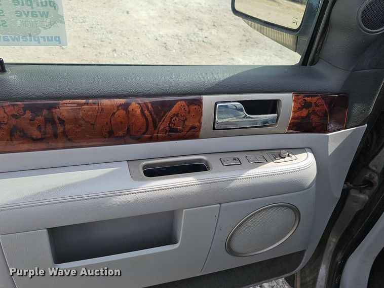 image for item DP0811 2004 Lincoln Navigator SUV