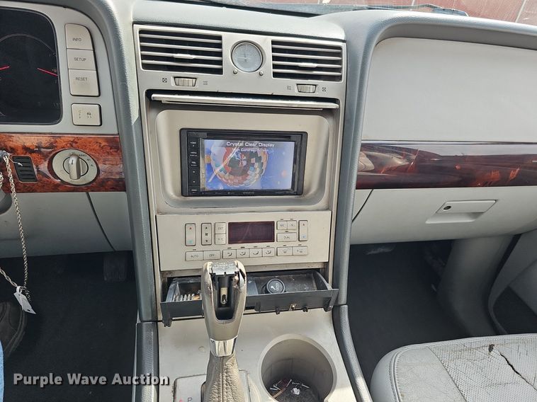 image for item DP0811 2004 Lincoln Navigator SUV