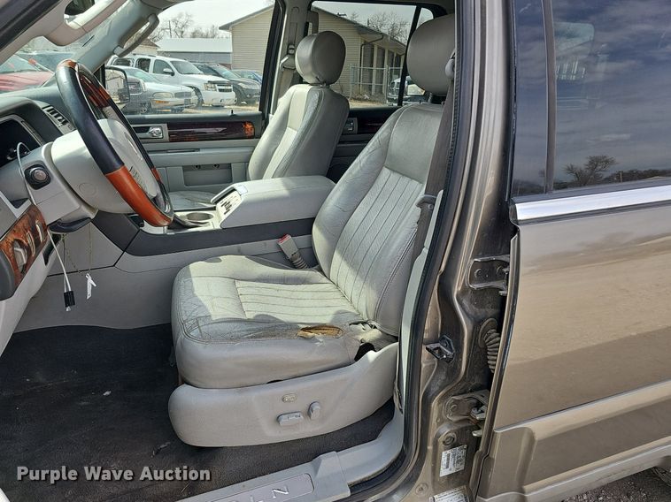 image for item DP0811 2004 Lincoln Navigator SUV