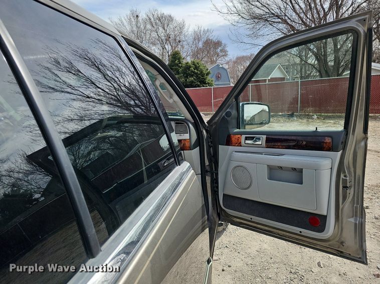 image for item DP0811 2004 Lincoln Navigator SUV