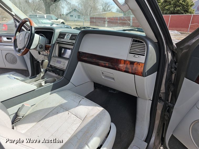 image for item DP0811 2004 Lincoln Navigator SUV