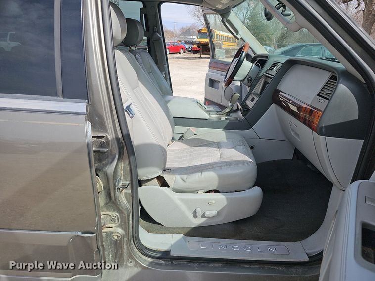 image for item DP0811 2004 Lincoln Navigator SUV