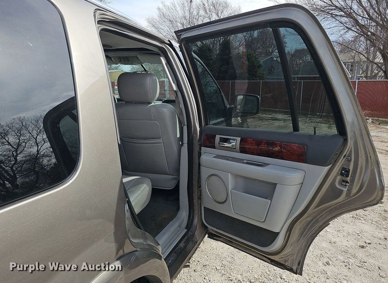 image for item DP0811 2004 Lincoln Navigator SUV