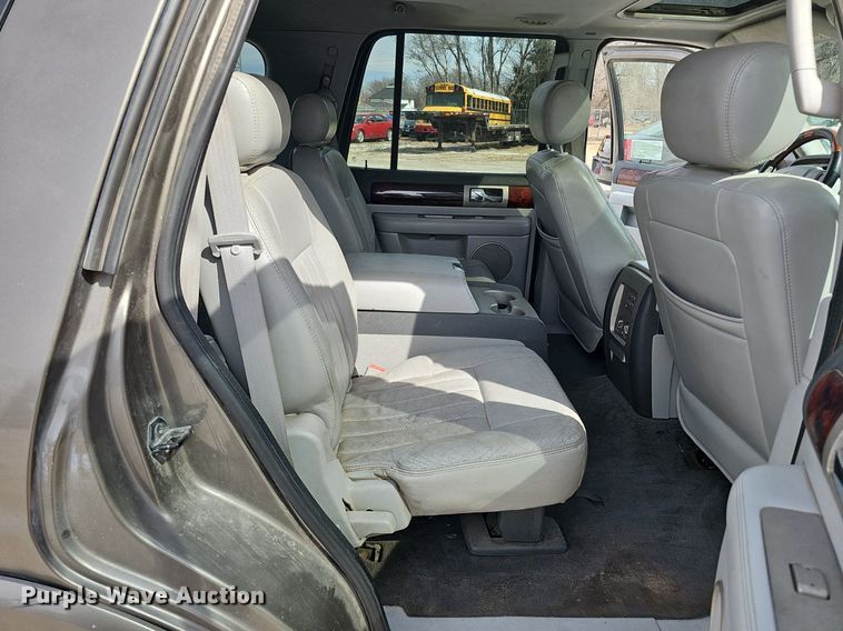 image for item DP0811 2004 Lincoln Navigator SUV