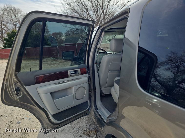 image for item DP0811 2004 Lincoln Navigator SUV