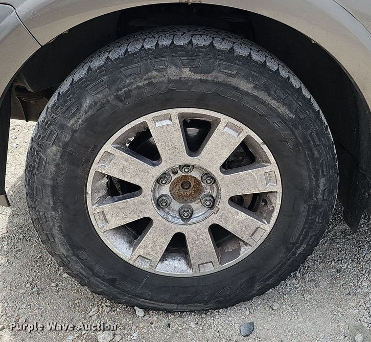 image for item DP0811 2004 Lincoln Navigator SUV