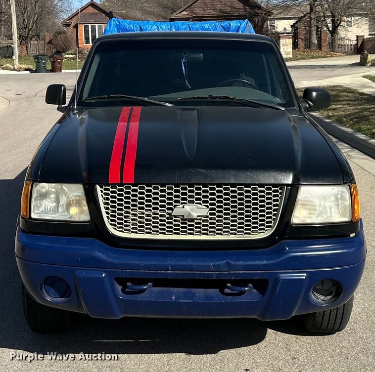 image for item DQ6332 2001 Ford Ranger SuperCab flatbed pickup truck