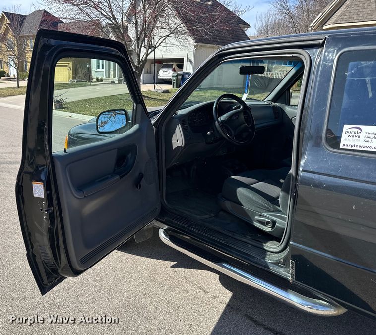 image for item DQ6332 2001 Ford Ranger SuperCab flatbed pickup truck