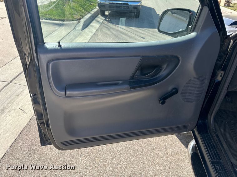 image for item DQ6332 2001 Ford Ranger SuperCab flatbed pickup truck