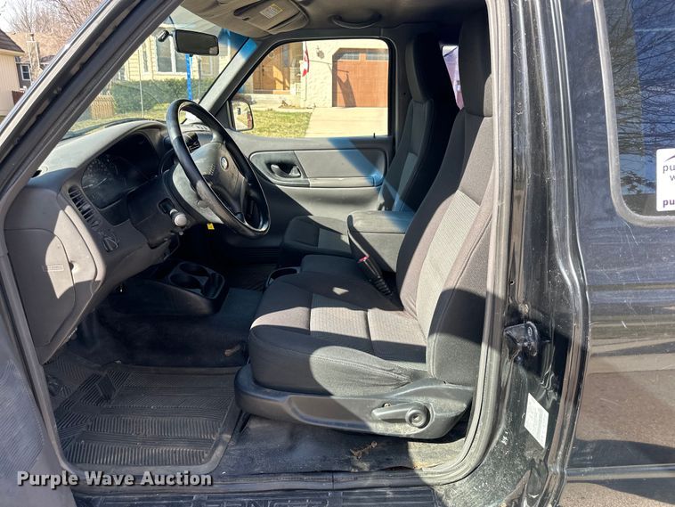 image for item DQ6332 2001 Ford Ranger SuperCab flatbed pickup truck