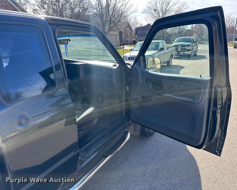 image for item DQ6332 2001 Ford Ranger SuperCab flatbed pickup truck