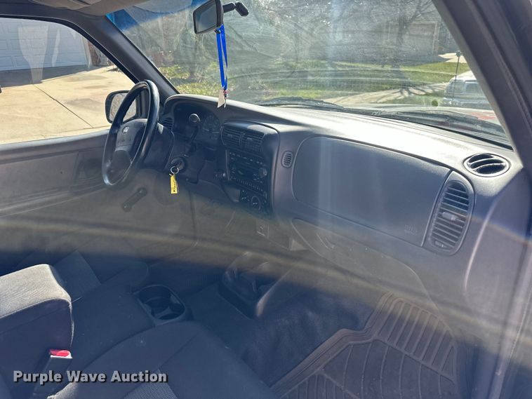 image for item DQ6332 2001 Ford Ranger SuperCab flatbed pickup truck