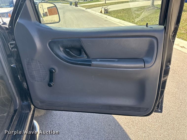 image for item DQ6332 2001 Ford Ranger SuperCab flatbed pickup truck